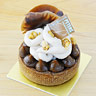 タルト バイア　450円（税別）／バニラサブレにヘーゼルナッツのクリームとプラリネのタルトにホワイトチョコとコーヒー味のガナッシュモンテ[ヘーゼルナッツのクリームとプラリネのタルトにホワイトチョコとコーヒー味のガナッシュモンテを搾りました！バニラサブレの食感、ホワイトチョコ、濃厚なヘーゼルナッツのプラリネとコーヒー味の絶妙な味わいがオススメの新作ケーキです。]